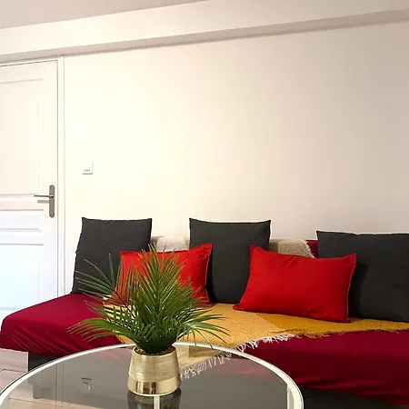 Appartement Situe En Plein Verdure Et Au Centre De Sous Bois *